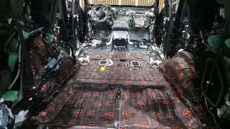 Шумоизоляция пола Toyota Land Cruiser 300-2
